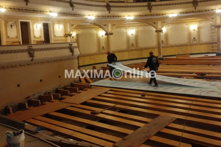 Avanzan los trabajos para el recambio del piso del Teatro Gualeguaychú