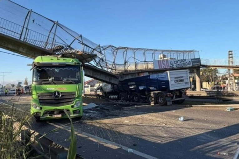 Un camión rompió un puente peatonal en la Panamericana, a la altura de Escobar