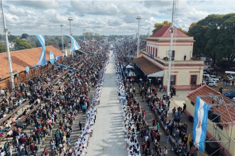 Con el Pericón más grande del mundo y miles de asistentes, Gualeguaychú festeja el Día de la Patria