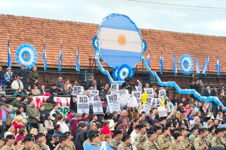 Miles de entrerrianos repudiaron los intentos de politizar y alterar la fiesta patria en Gualeguaychú"