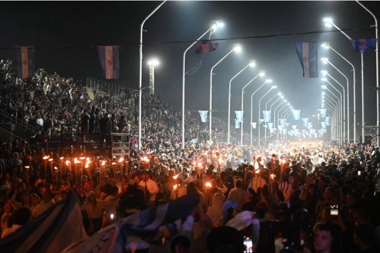 Unas 50 mil personas disfrutaron de la fiesta del 25 en Gualeguaychú