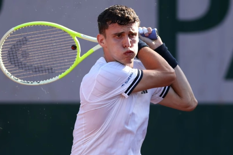Juan Manuel Cerúndolo dio el batacazo del año y eliminó a Sinner en Roland Garros