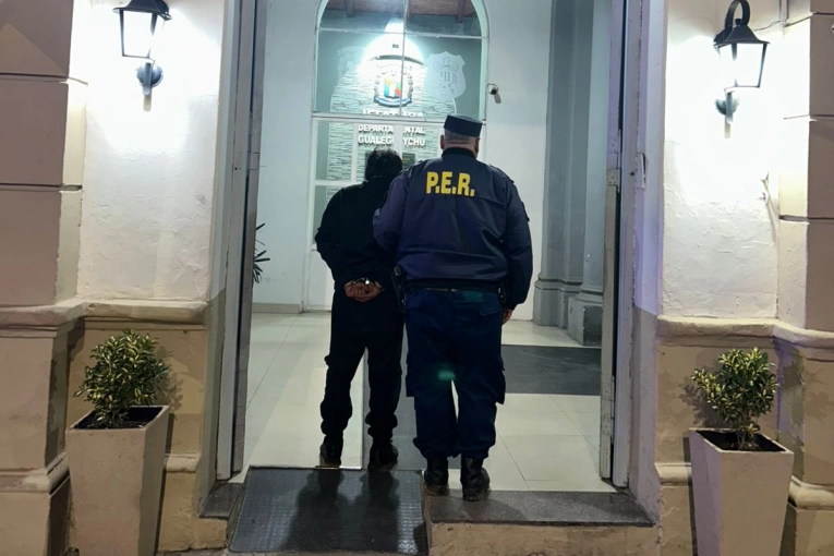 Agredió a su expareja y causó daños en su vivienda
