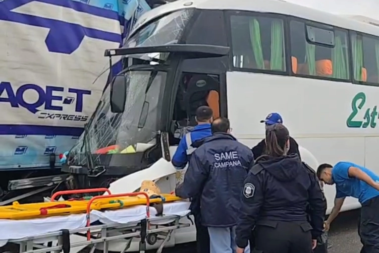 Un colectivo chocó contra un camión de Gualeguaychú en ruta 9. Hay 14 heridos