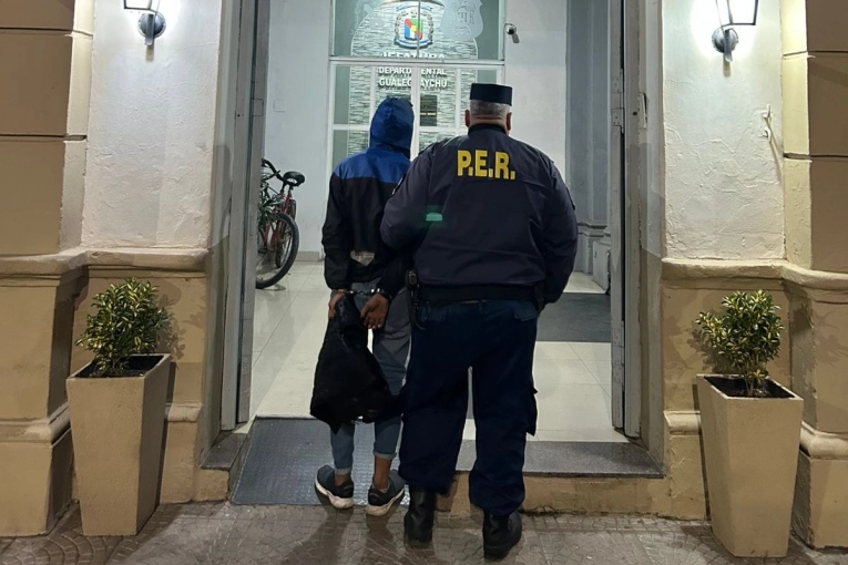 Allanamiento por un hurto terminó con secuestro de objetos sospechosos, droga y un detenido
