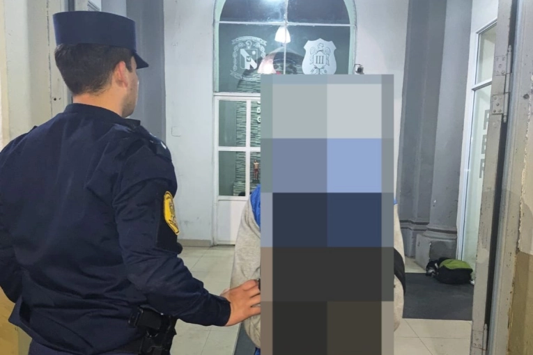 Tiene arresto domiciliario pero le gusta más la vereda