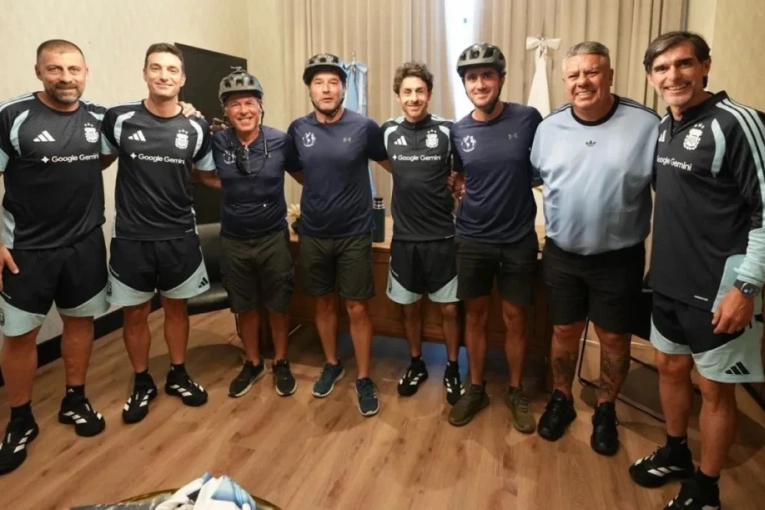 Fue una sorpresa increíble: Los biciviajeros fueron recibidos por el equipo directivo de la Selección Argentina
