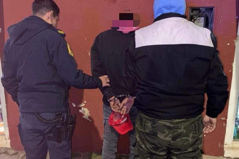 Hombre en situación de calle, tanteaba puertas de autos para ver si podía abrirlas