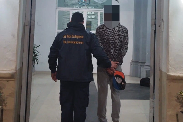 Detuvieron a un hombre joven con pedido de captura por robo