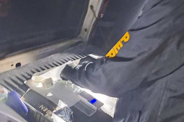 Detenido con un frasco con cocaína en la madrugada