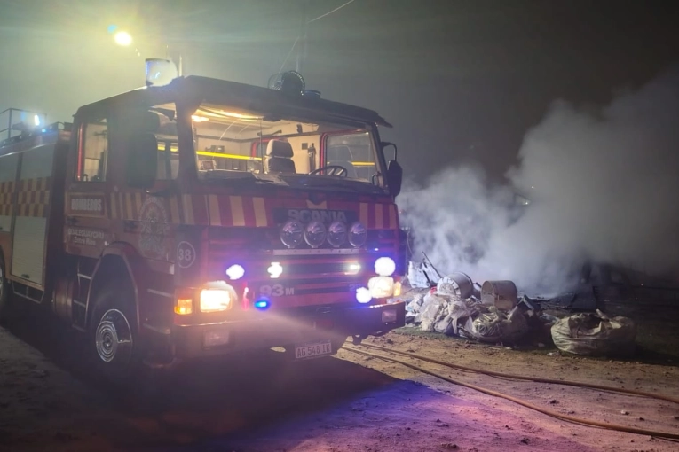 Un incendio destruyó una vivienda en el barrio Los Espinillos
