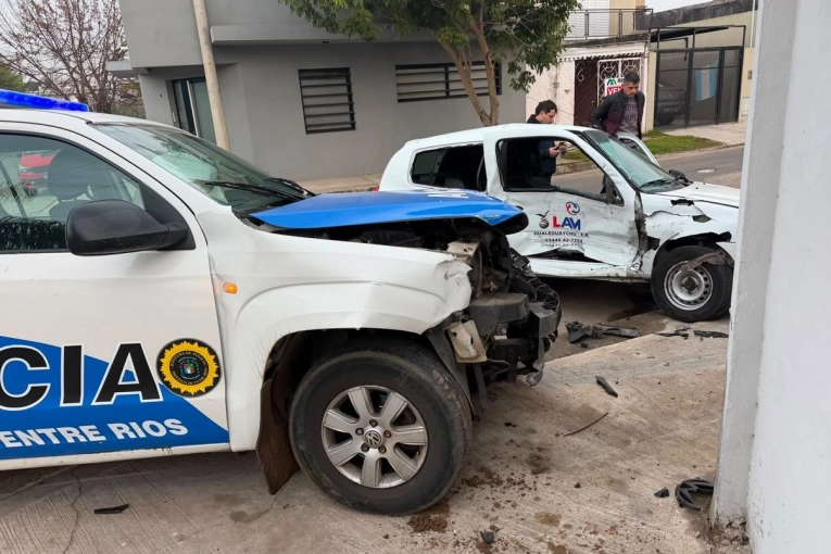 Fuerte impacto entre un patrullero y un automóvil
