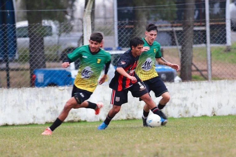 Goleada de Deportivo en primera división y Sportivo Larroque nuevo líder en la B