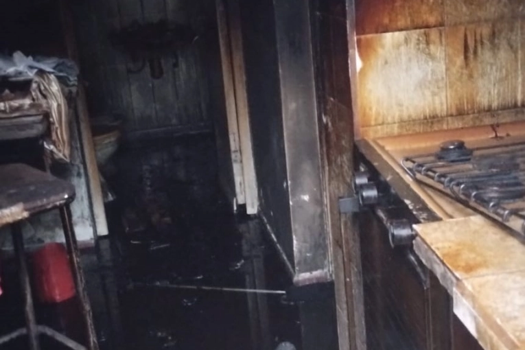 Se incendió un departamento y un hombre debió ser hospitalizado