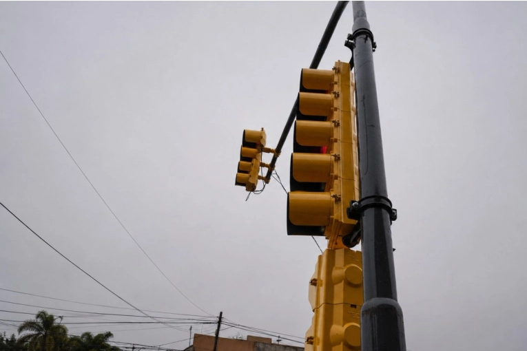 Seguridad vial: nuevo semáforo en Boulevard Daneri y La Rioja