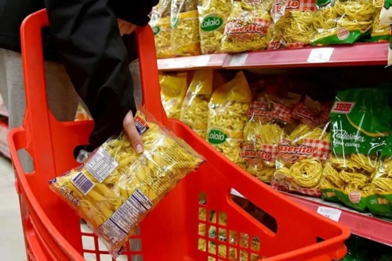 Precios fronterizos: Argentina se vuelve más cara y hay productos más baratos del lado uruguayo