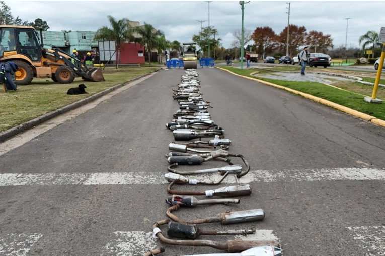 Se destruyeron más de 220 caños de escape confiscados en operativos de Tránsito