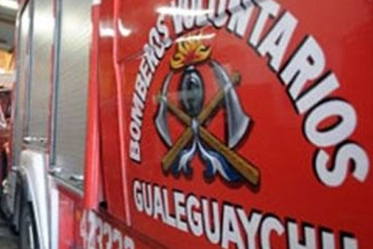 Bomberos rescataron a dos personas atrapadas en un ascensor