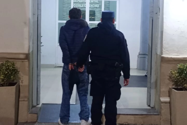 Persecución policial terminó con un motociclista detenido tras chocar un patrullero