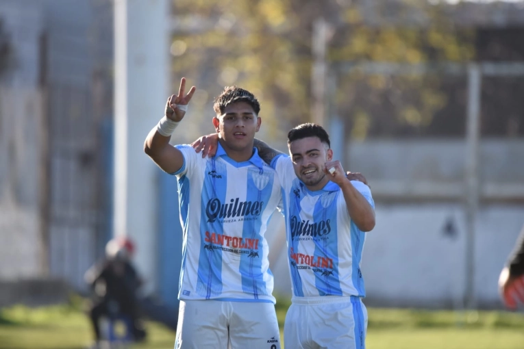 Juventud Unida goleó a Central y sigue con puntaje ideal