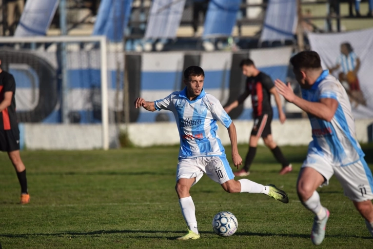 Juventud Unida ganó el clásico y se escapa en la cima