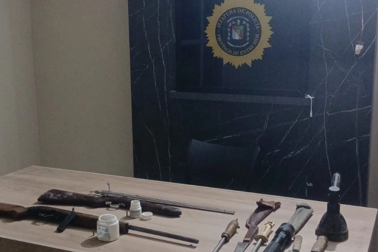 Secuestran armas y un ciervo faenado durante un control por presunta caza ilegal en Carbó