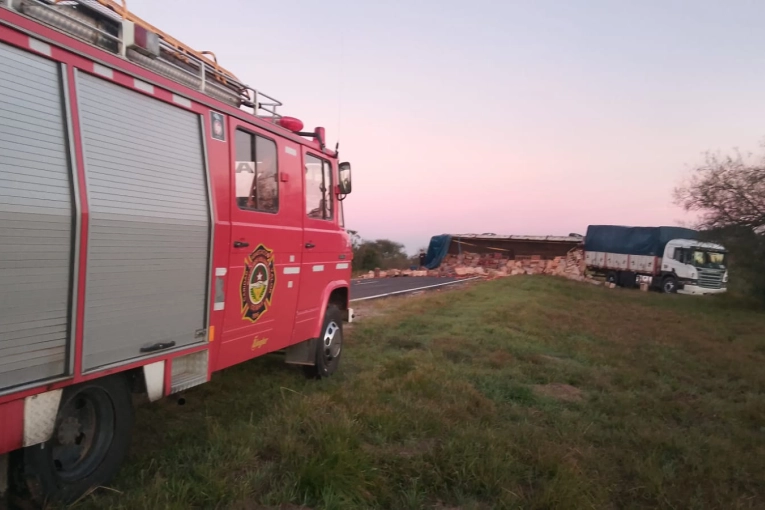 Corte total en Ruta Nacional 12 por el vuelco de un acoplado