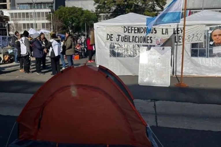 Agmer retomó el acampe frente a la Casa de Gobierno y advirtió que la reforma previsional generará un gran daño