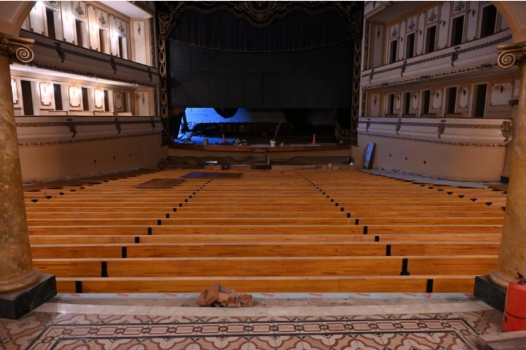 Con la colocación de las vigas de madera, avanza la reconstrucción del piso del Teatro Gualeguaychú