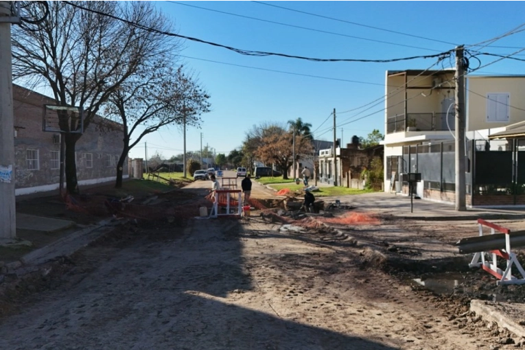 Cambian las redes subterráneas, previo al asfaltado de calle Perigan