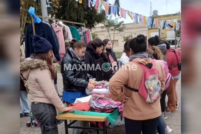 Alumnos del ISPED realizan la campaña Perchero solidario, para conseguir y donar ropa de invierno