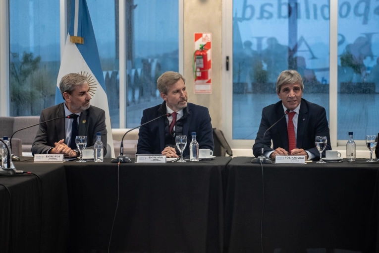 El gobernador Rogelio Frigerio recibió a Caputo en Paraná