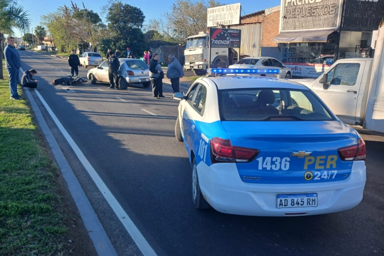 Motociclista menor de edad chocó con un automóvil que salía del estacionamiento