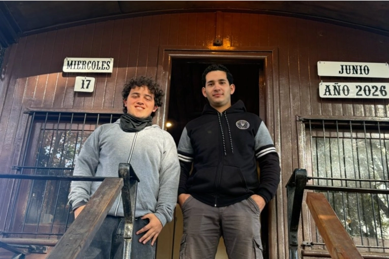 Dos alumnos de la Escuela Técnica 2 restauran el sistema eléctrico del Coche 666