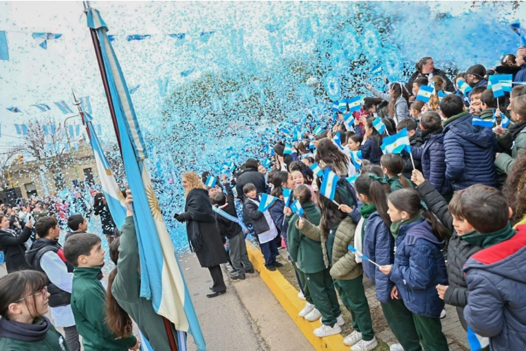 Con la promesa de lealtad de alumnos y vecinos, se conmemoró el Día de la Bandera