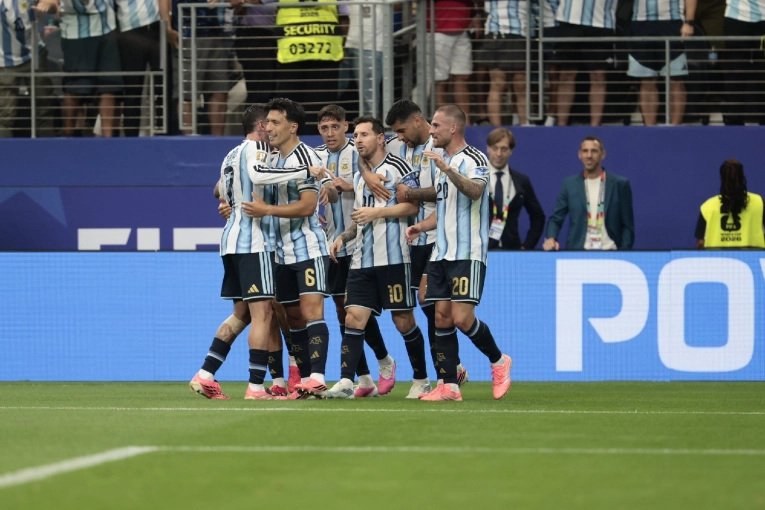 Con goles y récord de Messi, la Selección argentina le ganó 2-0 a Austria y se clasificó a 16avos de final