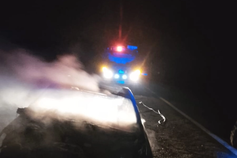 Un automóvil se incendió por completo en ruta 12