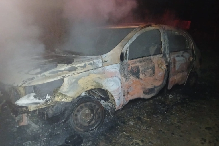 Momentos de pánico en Brazo Largo: una familia se salvó tras incendiarse su vehículo