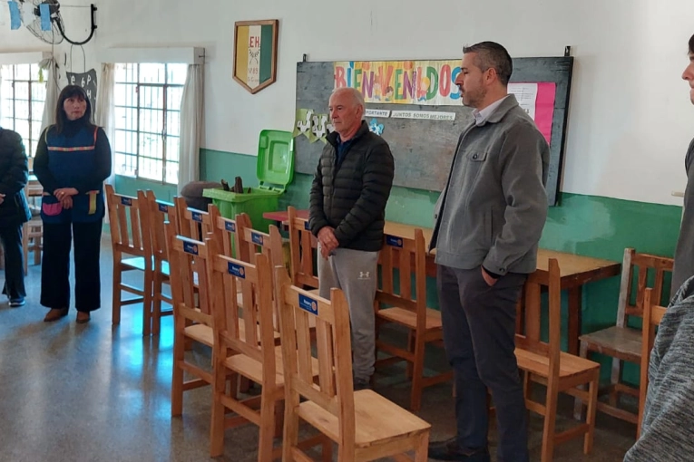 La Escuela Técnica 3 y Rotary Oeste entregaron mobiliario a la Escuela de Horticultura