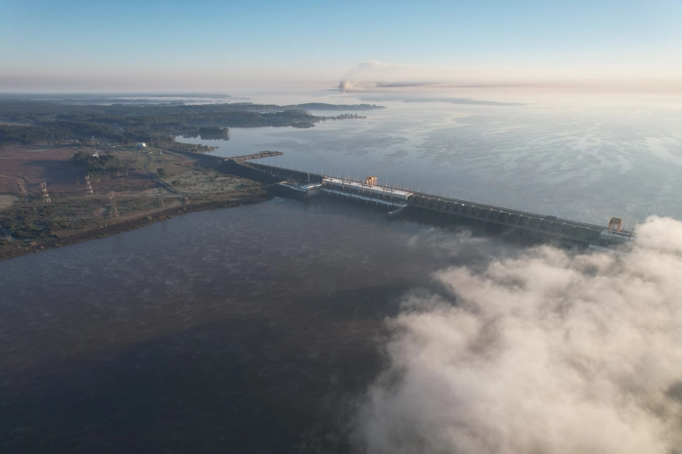 Anuncian una primavera y un verano con el río Uruguay alto