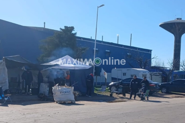 Acampan frente a la planta de UnionBat, en medio del despido de los 100 trabajadores