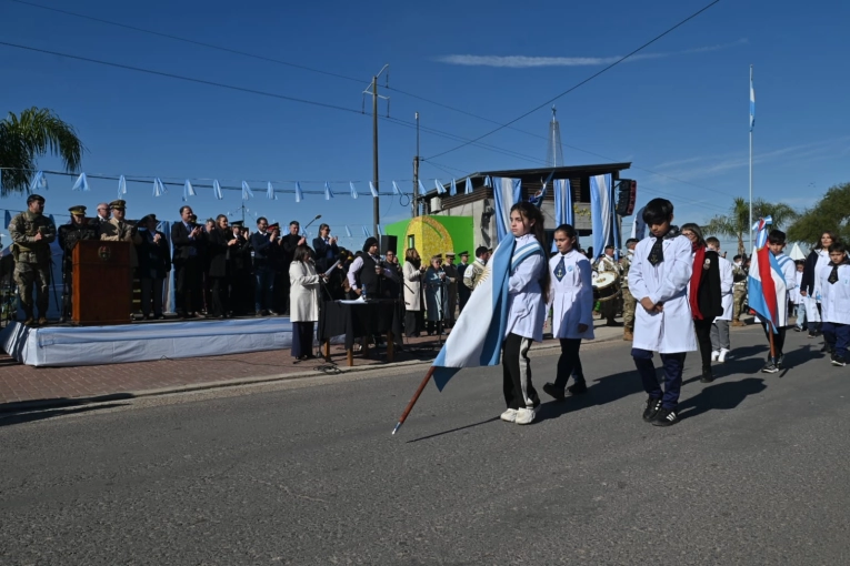 Pueblo Belgrano vive la Gran Fiesta de la Bandera con una multitud