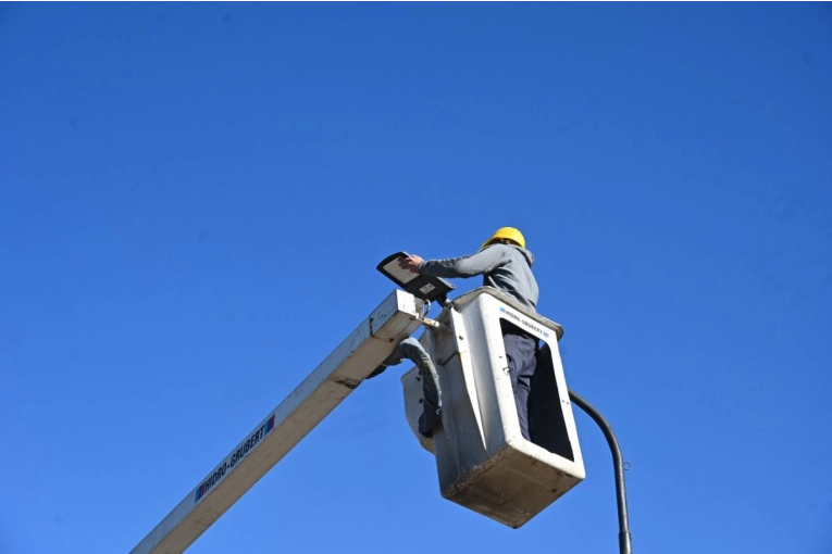 Seguridad en zona sur: avanzan los trabajos de iluminación LED en Calle de las Tropas