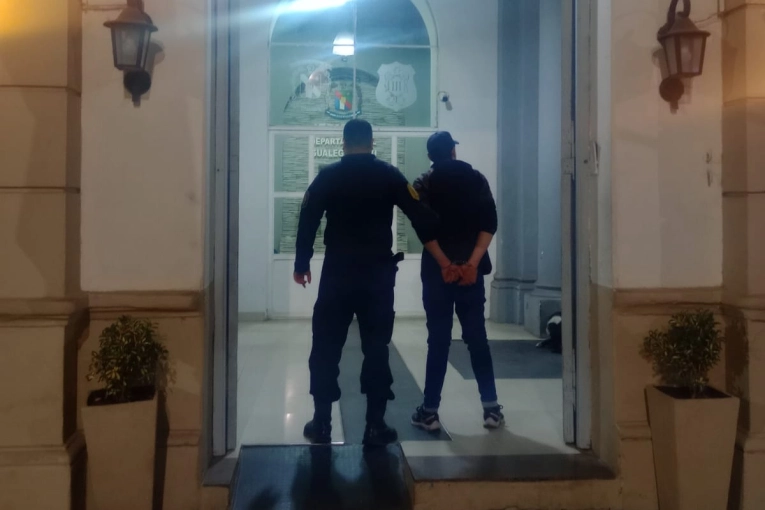 Incumplió el arresto domiciliario y fue detenido mientras caminaba por la calle