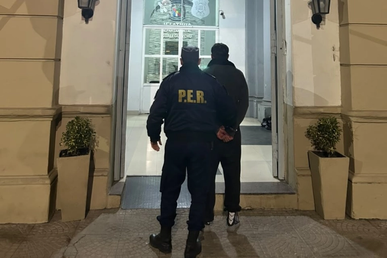 Volvió a la casa de su expareja con un palo, rompió una ventana y fue detenido