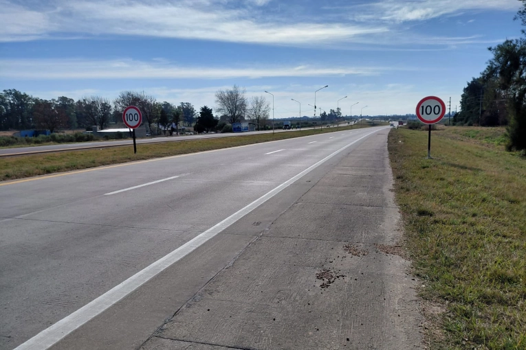 Autovía del Mercosur avanza con la renovación del señalamiento vertical en la Ruta Nacional 14