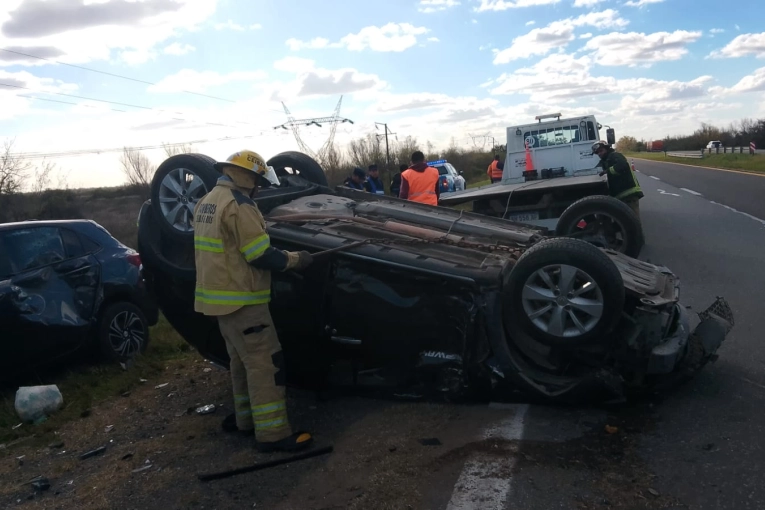 Ruta 12: un conductor volcó tras cruzar de carril e impactar contra un vehículo de Gualeguaychú