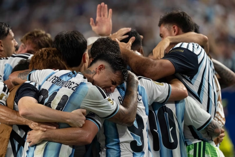 Argentina venció en un partido durísimo a Cabo Verde y se metió en los octavos: ahora, Egipto
