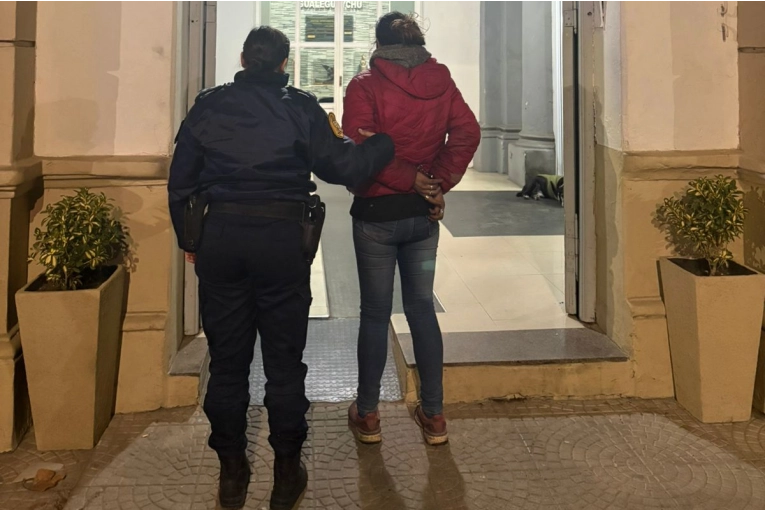 Por presunta estafa detienen a una mujer en un comercio
