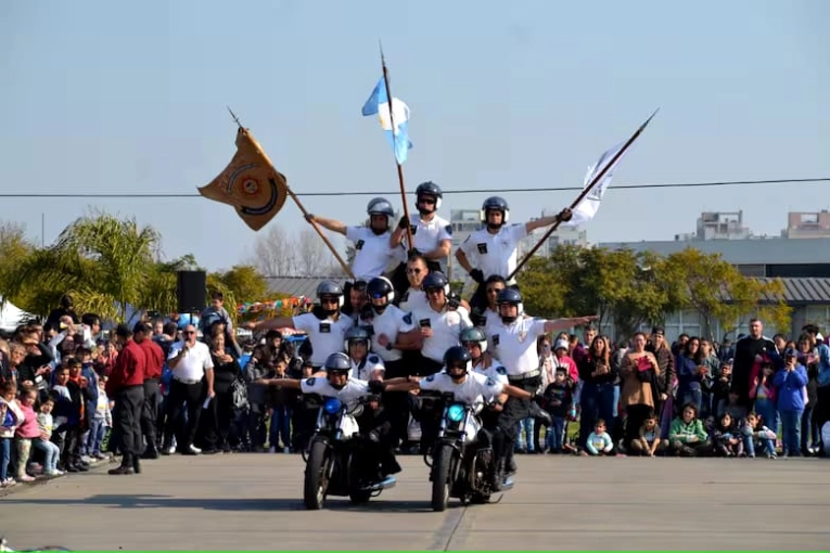La Brigada Blanca de la Policía Federal Argentina participará del desfile en Costanera
